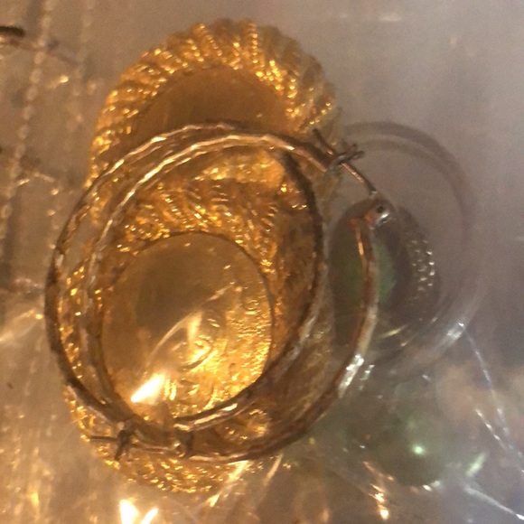 45 pair of earrings with a travel seperator booklet included - Picture 13 of 17